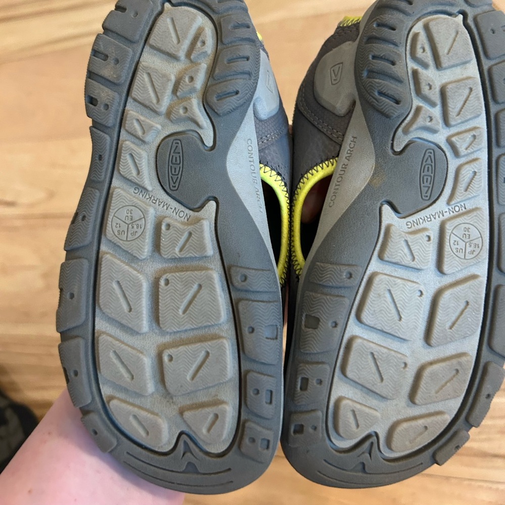 Keens sandals size 12 youth. Gender neutral - Picture 4 of 6